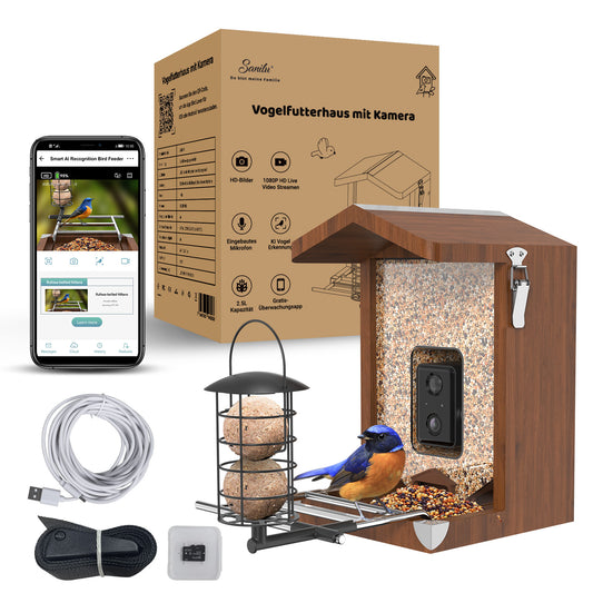 Vogelhaus mit integrierter Kamera aus Holz, geöffnetes Futterfach mit Körnern und blau‑orange Vogel, Paketverpackung, Smartphone mit Live‑App, USB‑Kabel, Meisenknödelhalter, microSD‑Karte und Befestigungsband