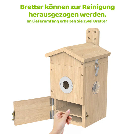 Demonstration, wie das untere Brett zur Reinigung aus dem Vogel Nistkasten herausgezogen werden kann