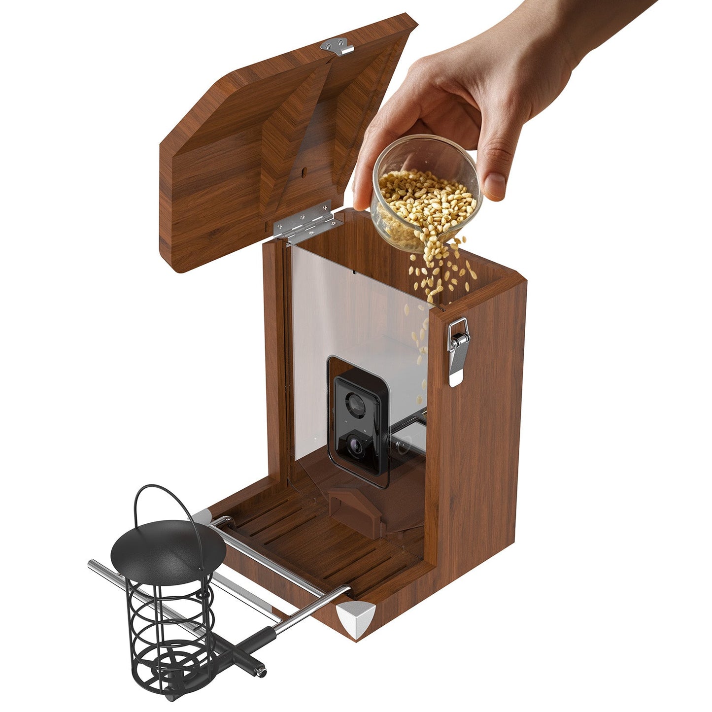 Offenes Holz-Vogelhaus mit integrierter Kamera hinter transparentem Sichtfenster, Hand füllt Körner ein und seitlicher Meisenknödelhalter