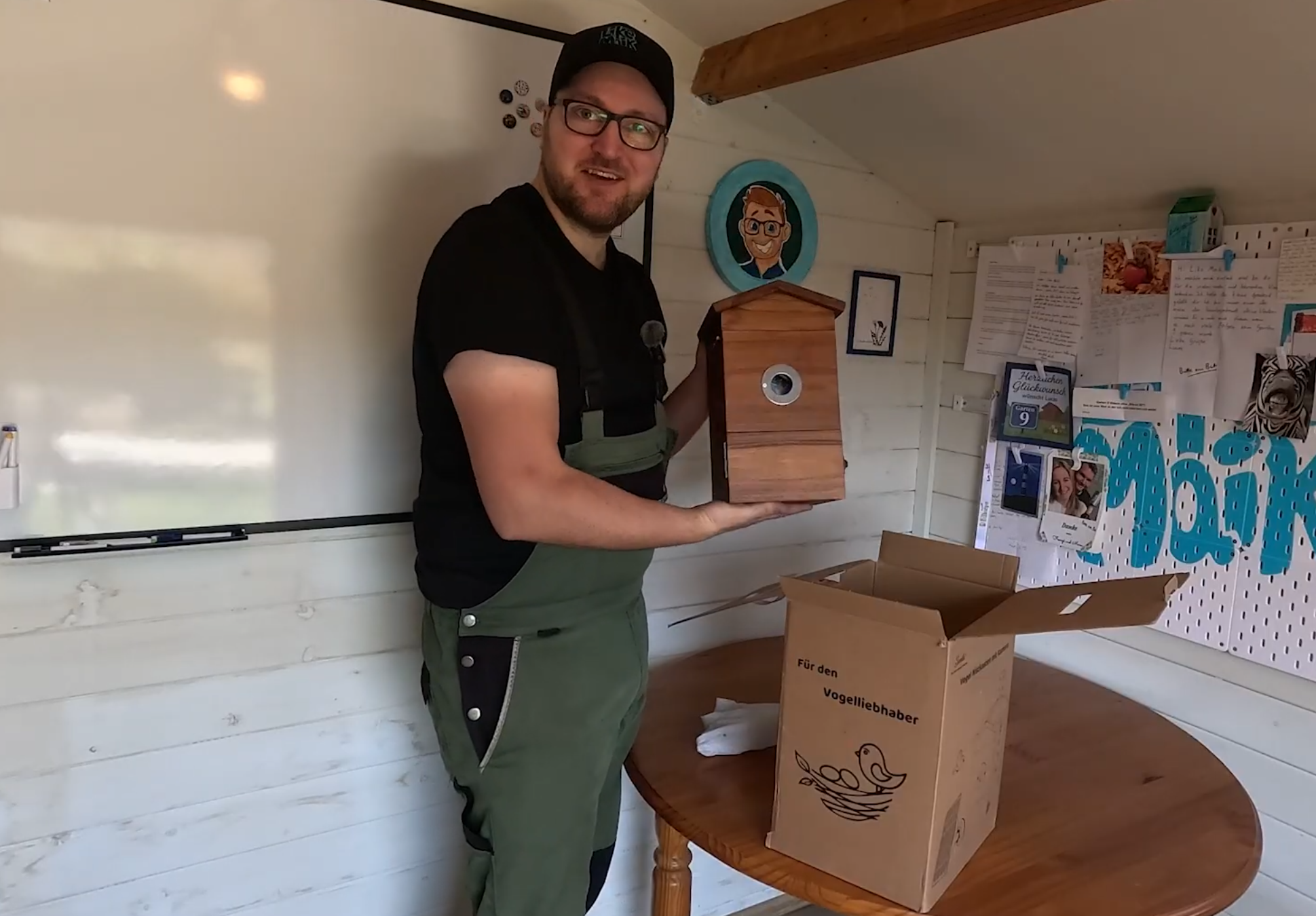 Carica il video: Vogel Nistkasten mit Kamera von vogelhaus-mit-kamera.com - Vorstellungsvideo mit LikeMaik