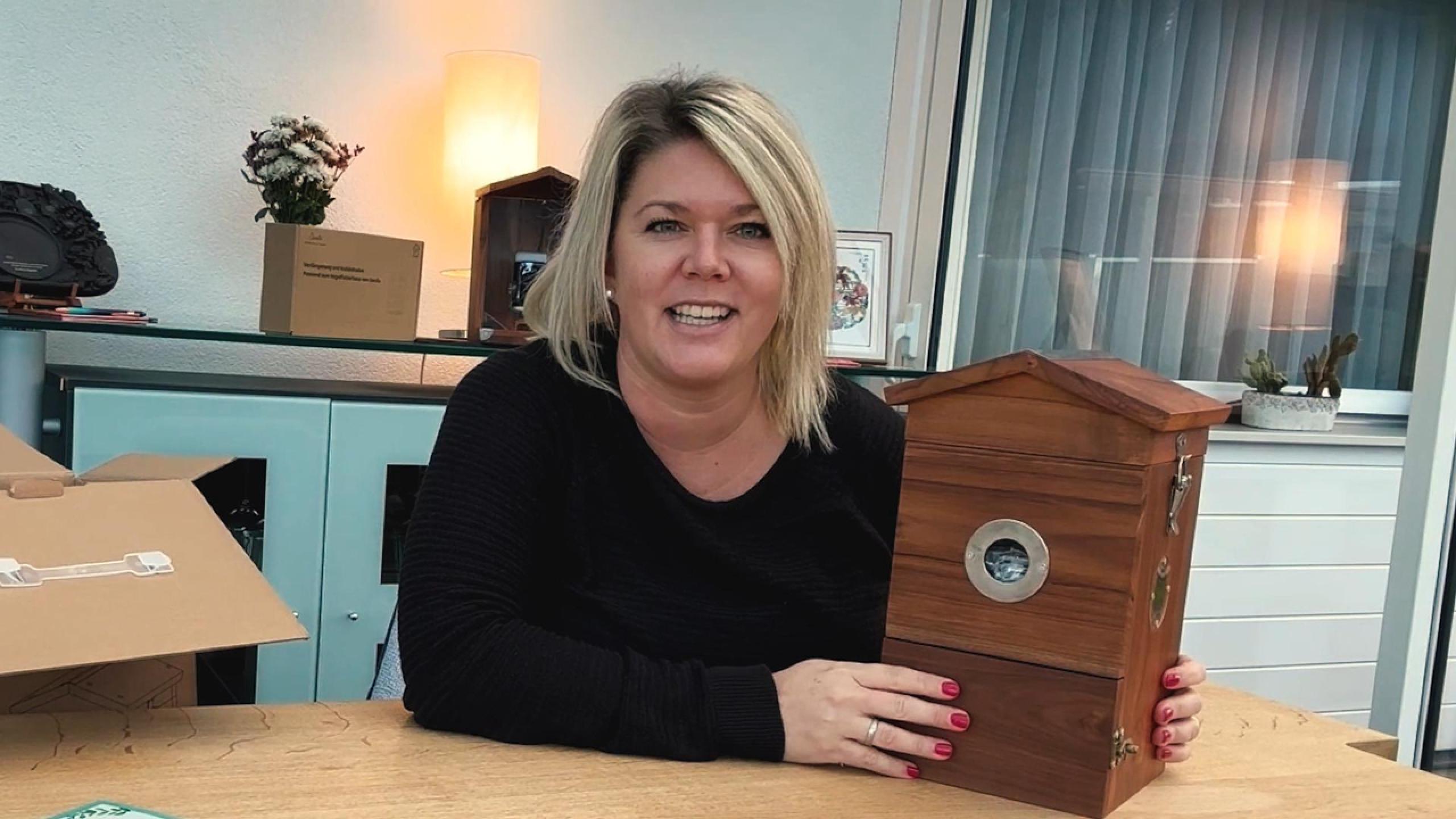 Charger la vidéo : Vogel Nistkasten mit Kamera von Vogelhaus-mit-Kamera.com Unboxing mit Sandra