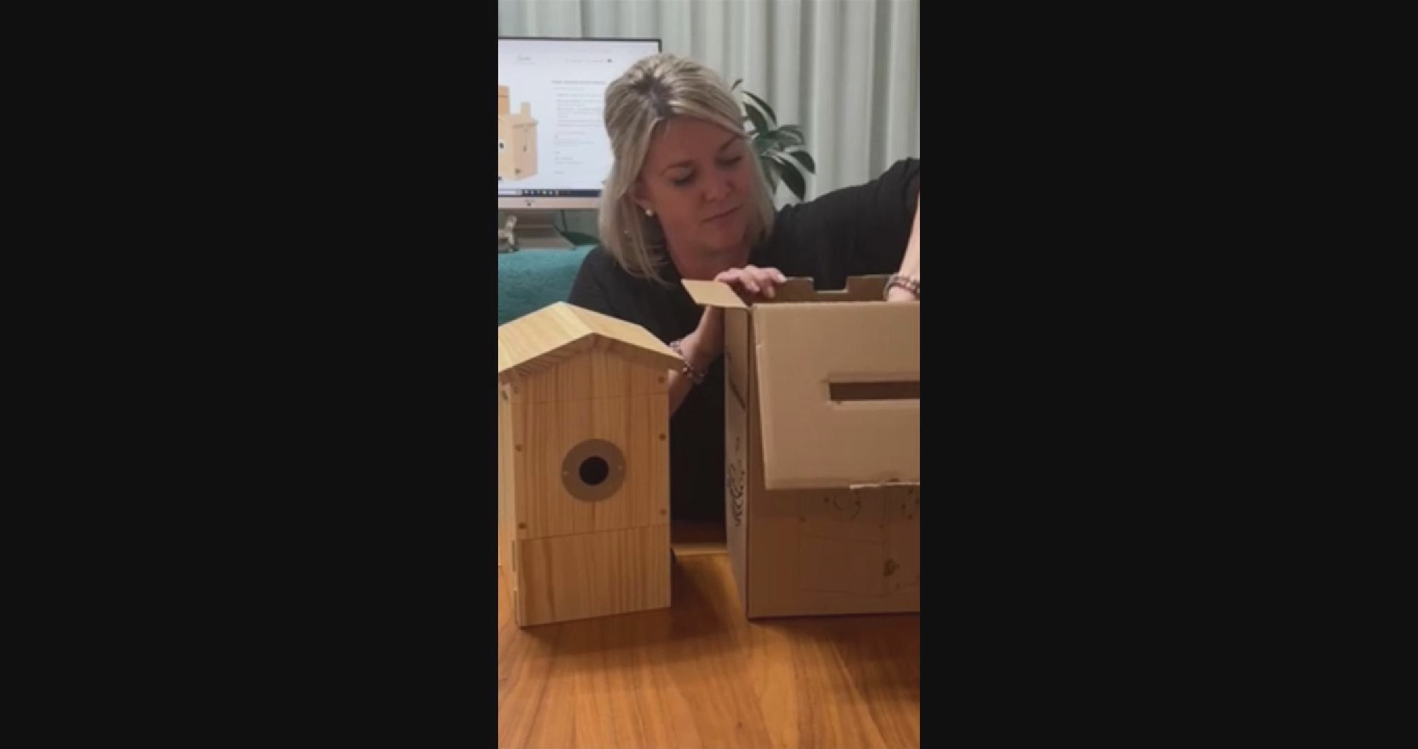 Video laden: Unboxing des Vogel Nistkastens mit englischen Untertiteln