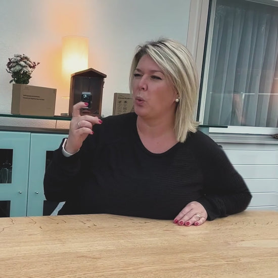 Vogel Nistkasten Unboxing Video mit Sandra