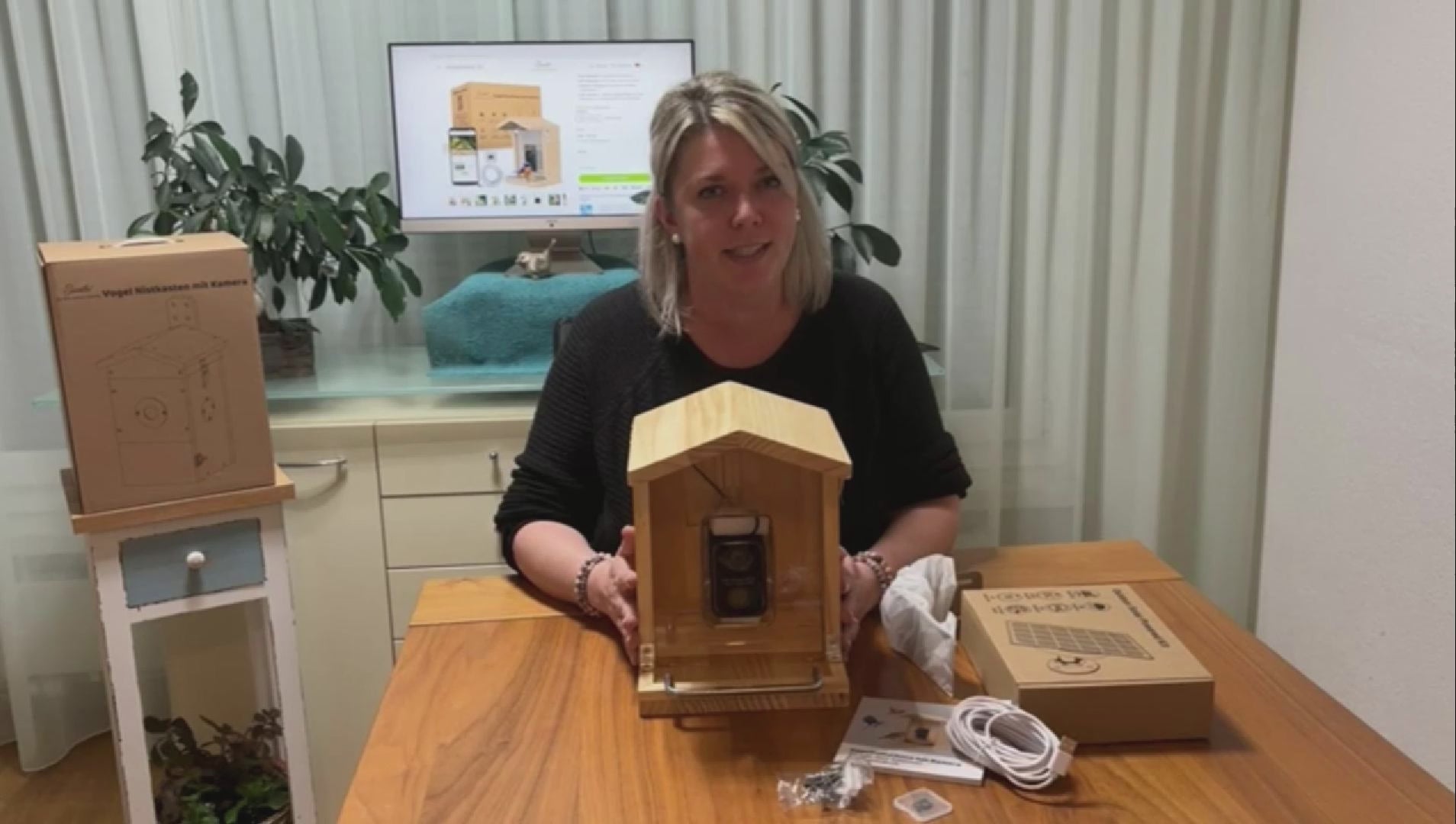 Video laden: Unboxing des Vogelfutterhauses mit italienischen Untertiteln