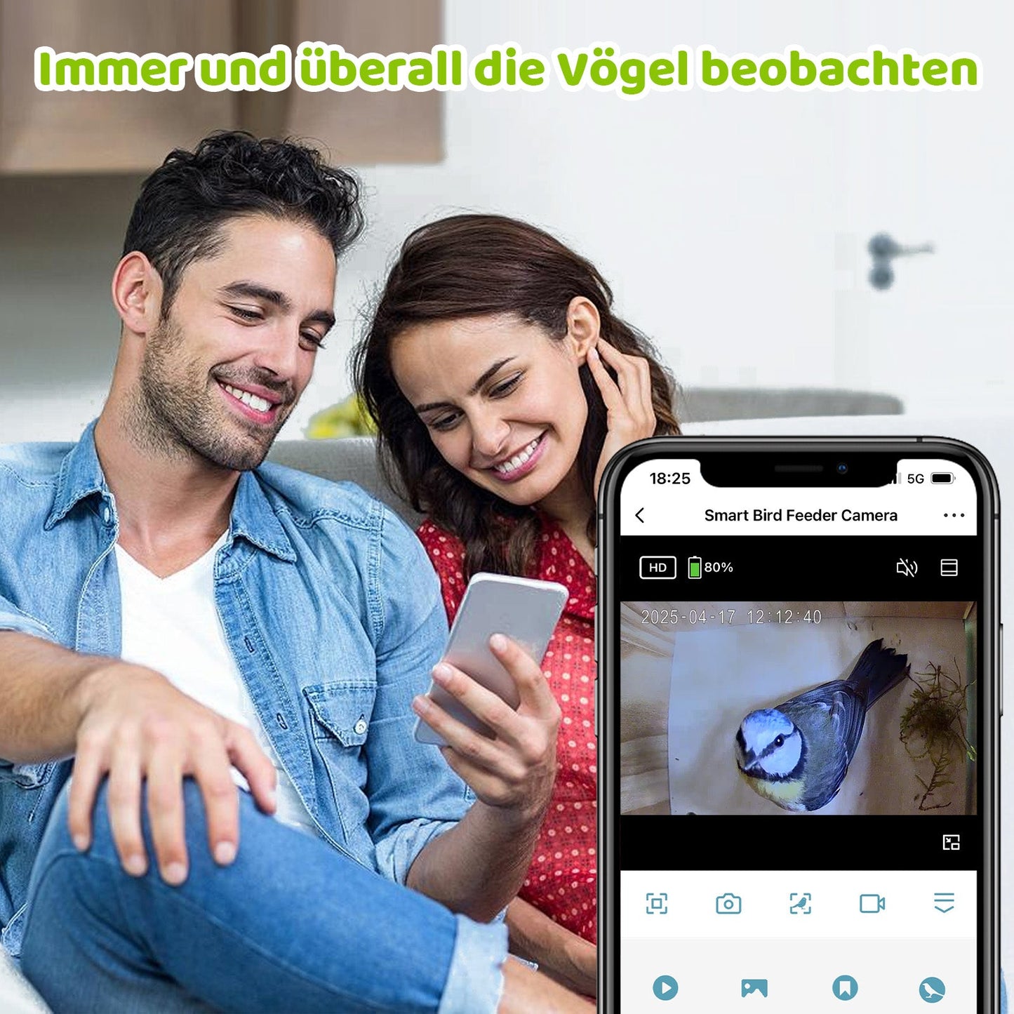 Frau und Mann schauen sich gemeinsam einen Vogel auf Ihrem Handy an